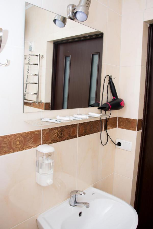 Faraon Hotel Ivano Frankivsk Bagian luar foto