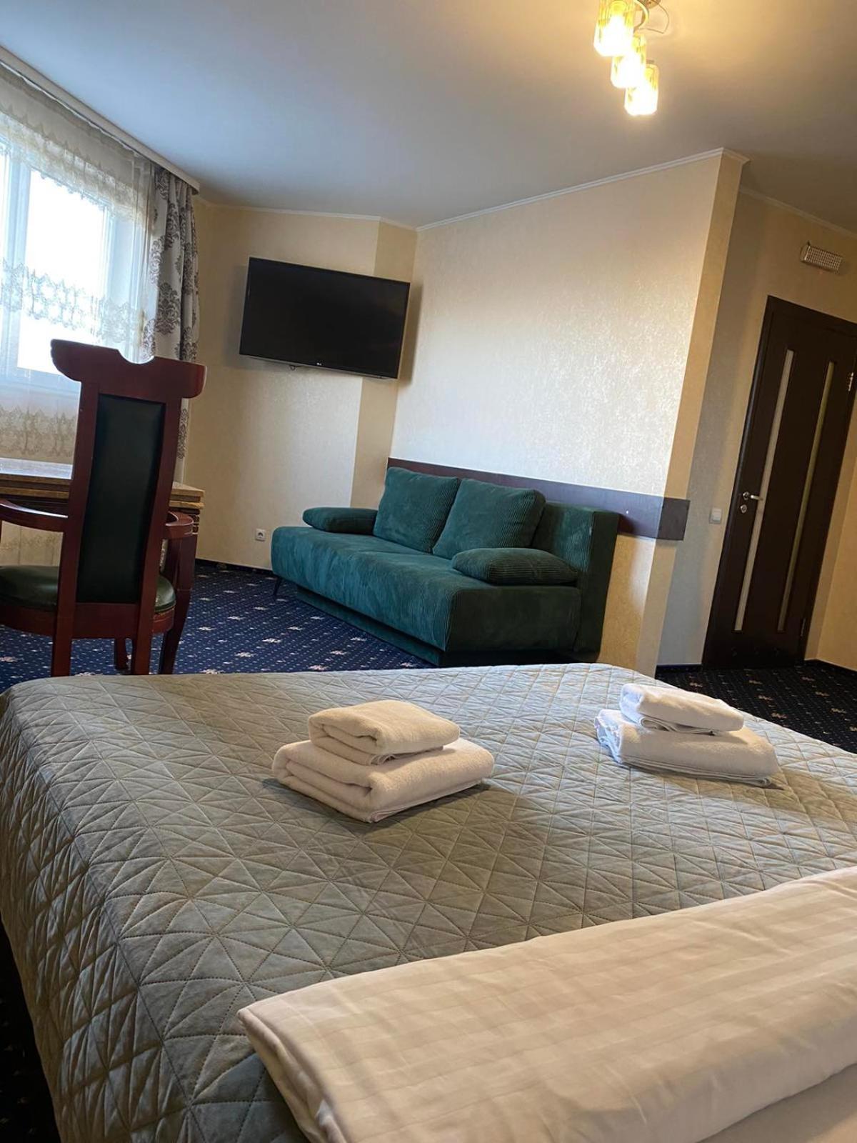Faraon Hotel Ivano Frankivsk Bagian luar foto