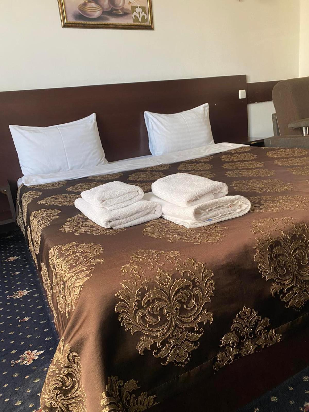 Faraon Hotel Ivano Frankivsk Bagian luar foto